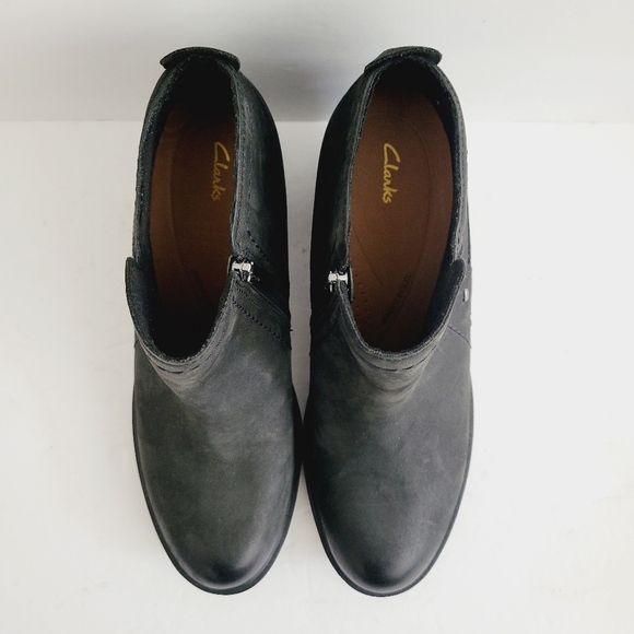 NEW Clarks Leather Ankle Bootie Size 9 - Picture 4 of 8